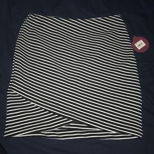 Kohls SO women’s size medium b&w striped skirt
